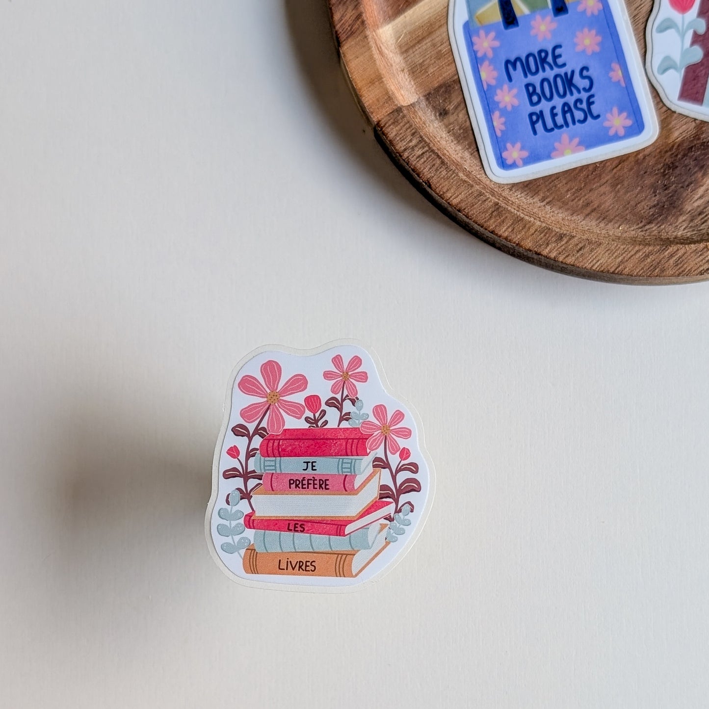Sticker – Pile de livres & fleurs “Je préfère les livres”