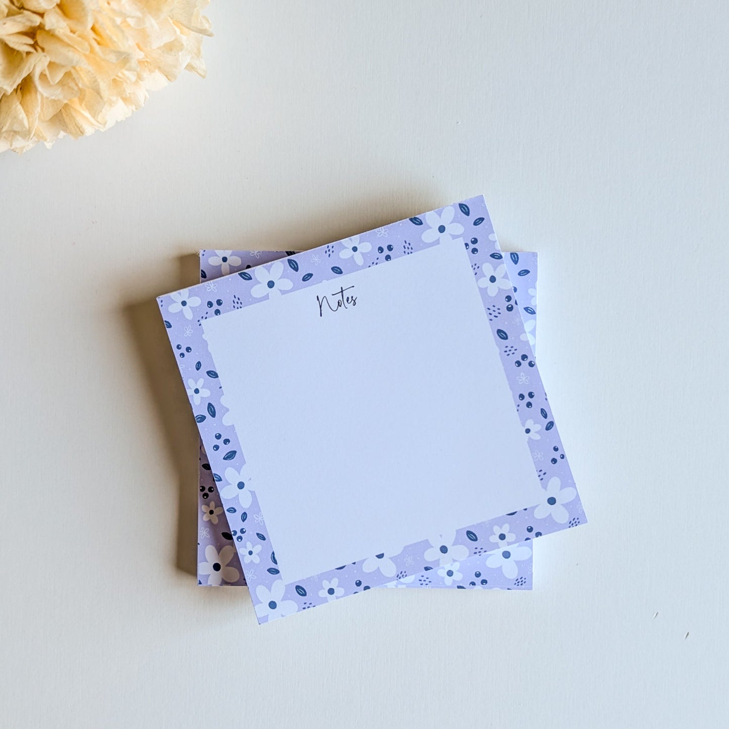 Lot de 2 Bloc-Notes carrés - Petites fleurs blanches - Fond bleu, rose ou violet