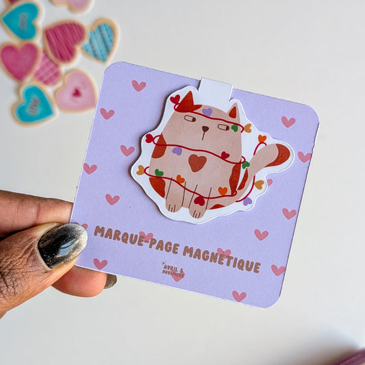 Marque-Page Magnétique -  Chat dans sa guirlande de coeurs