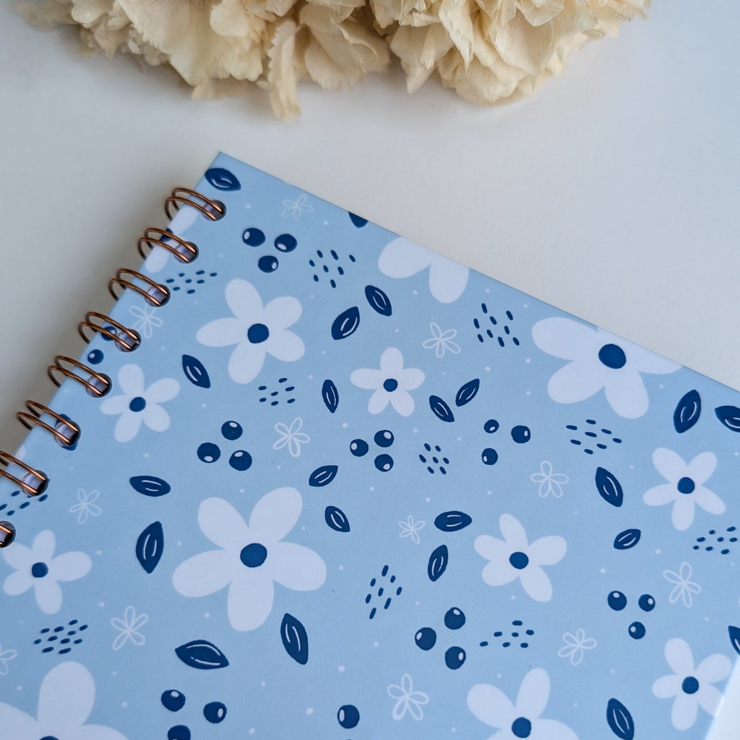 Carnet A5 - Reliure à spirale - Petites Fleurs Blanches - Fond bleu, rose ou violet