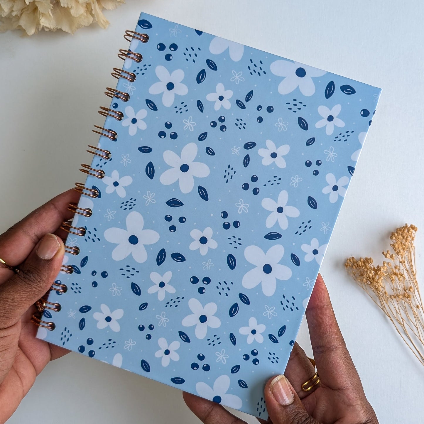 Carnet A5 - Reliure à spirale - Petites Fleurs Blanches - Fond bleu, rose ou violet