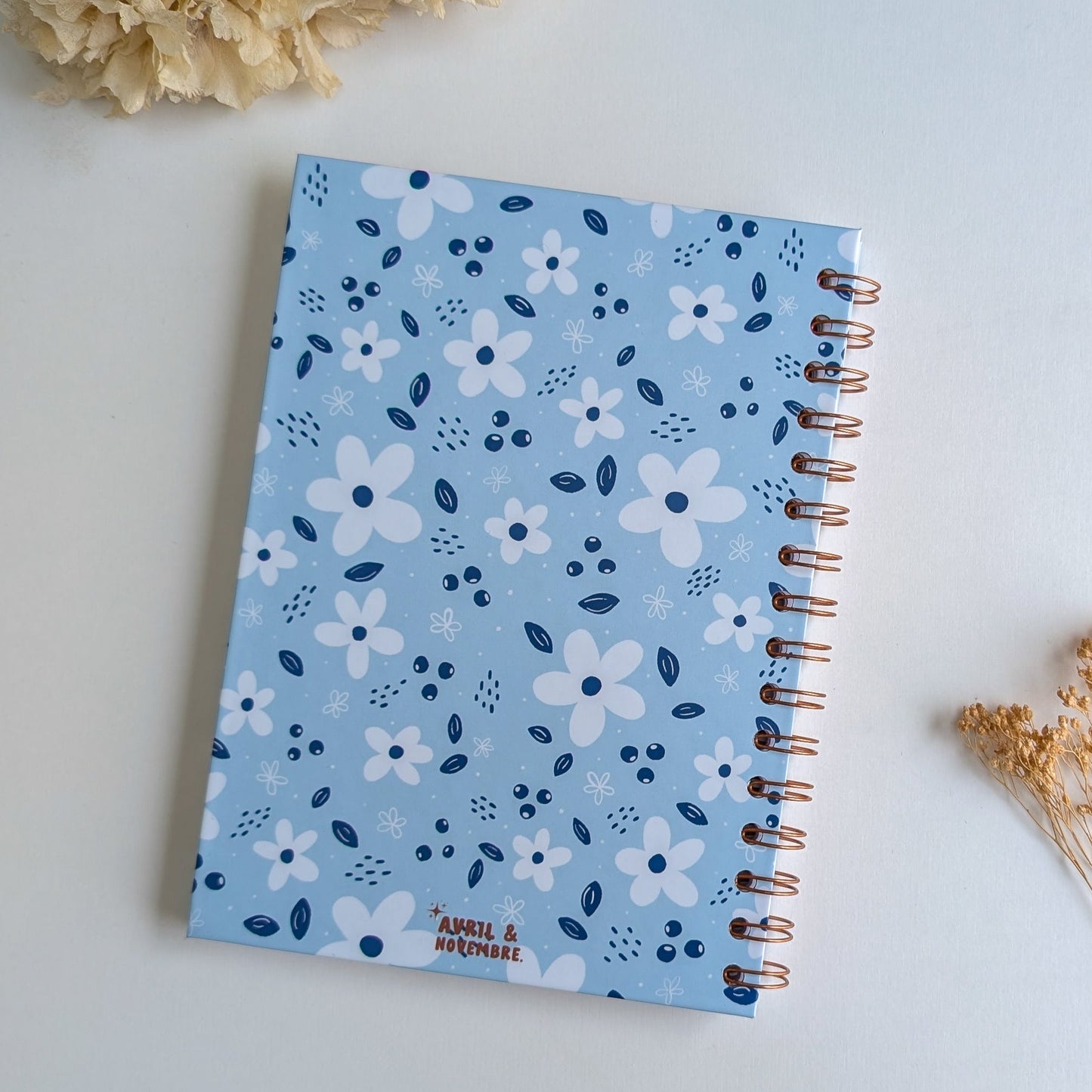 Carnet A5 - Reliure à spirale - Petites Fleurs Blanches - Fond bleu, rose ou violet