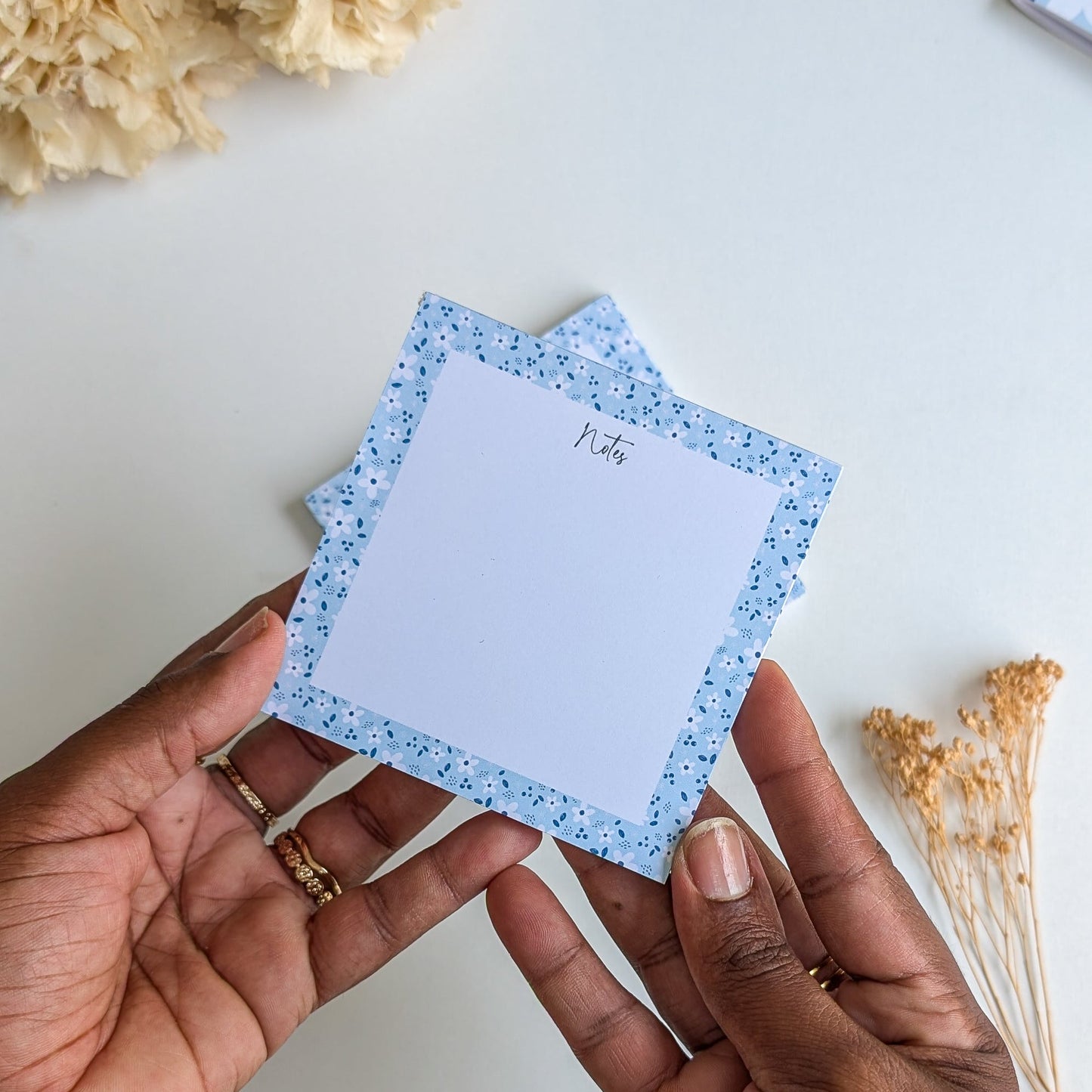 Lot de 2 Bloc-Notes carrés - Petites fleurs blanches - Fond bleu, rose ou violet