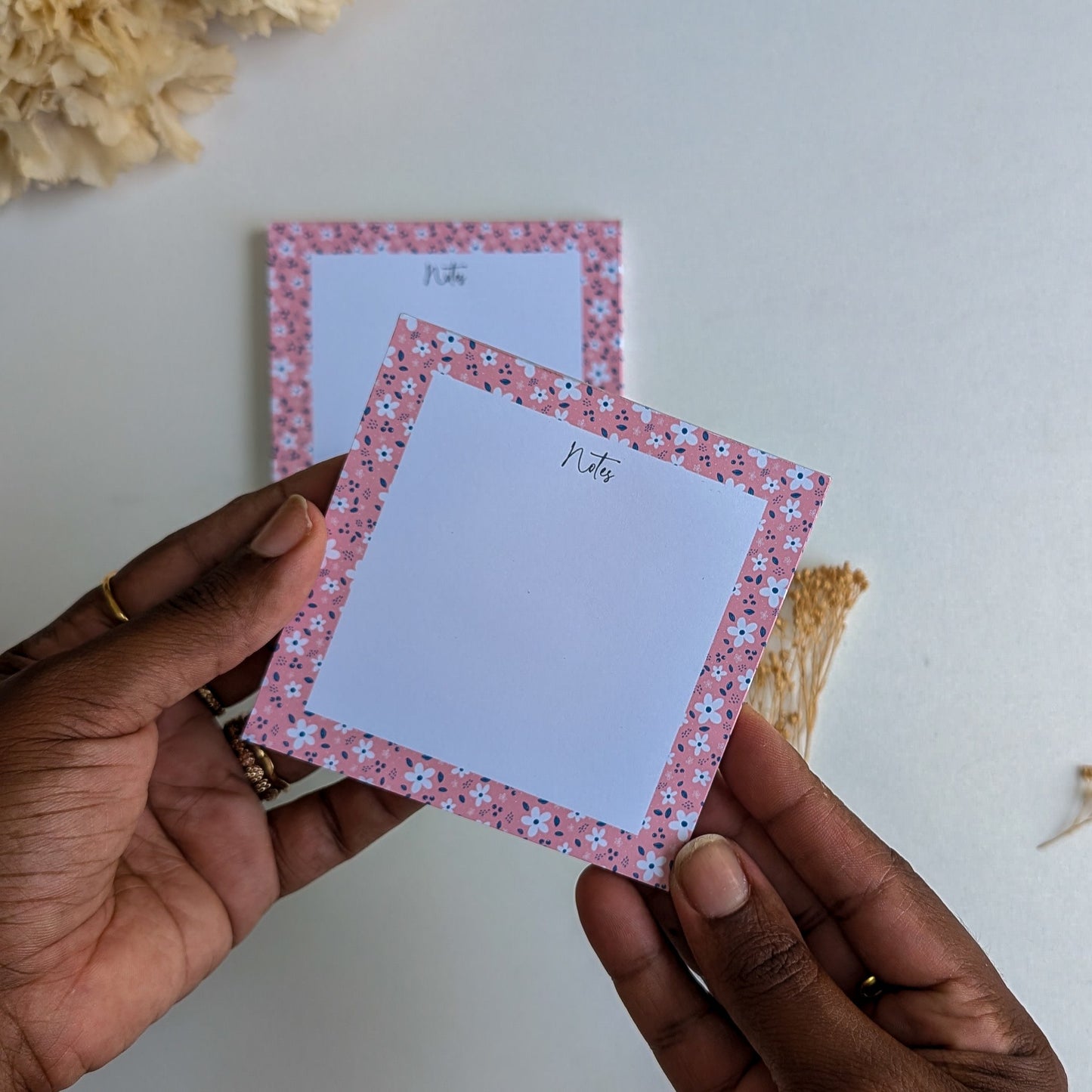 Lot de 2 Bloc-Notes carrés - Petites fleurs blanches - Fond bleu, rose ou violet