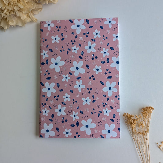 Carnet A5 - Reliure agrafée -Petites fleurs blanches -Fond bleu, rose ou violet