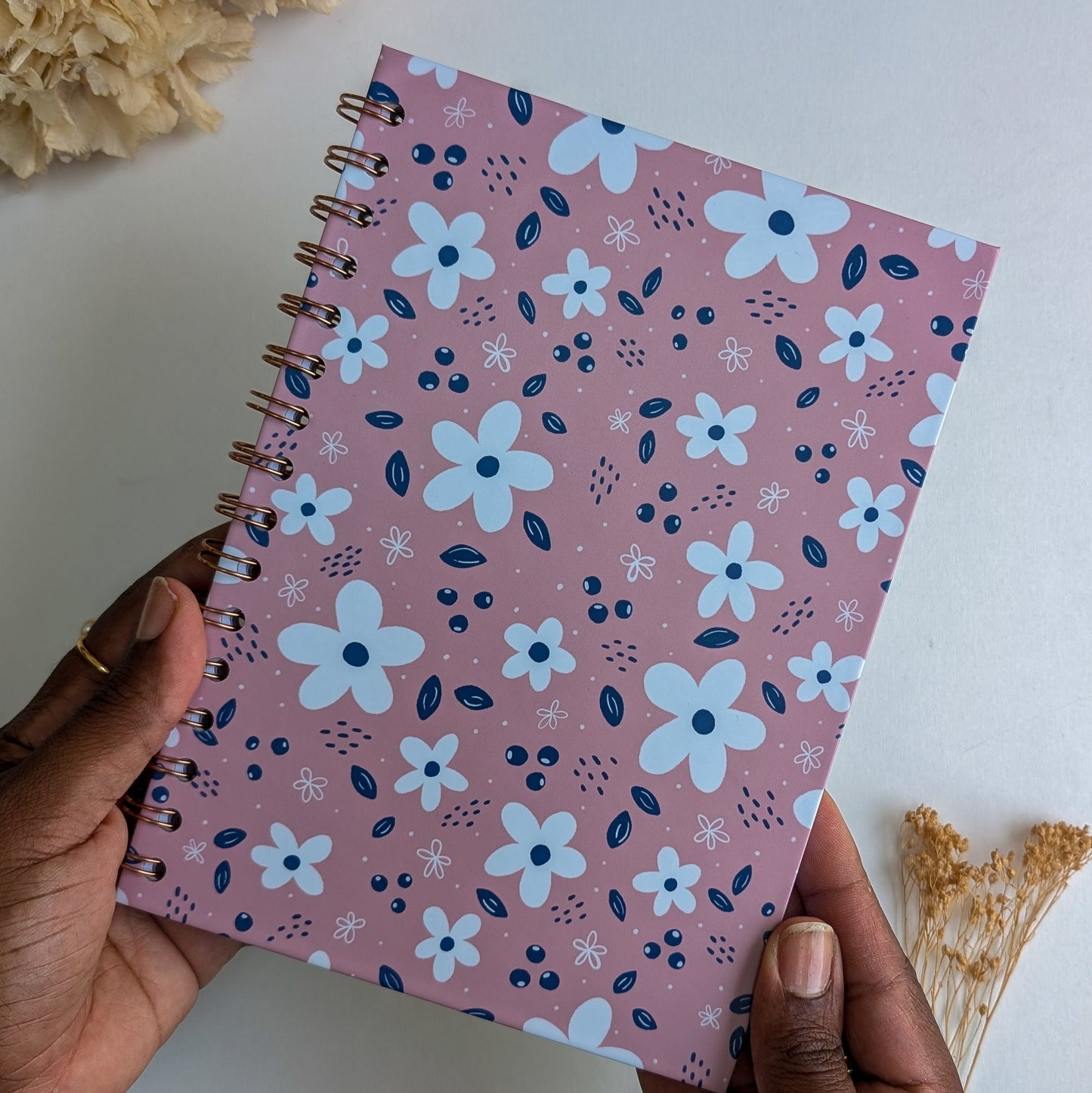 Carnet A5 - Reliure à spirale - Petites Fleurs Blanches - Fond bleu, rose ou violet