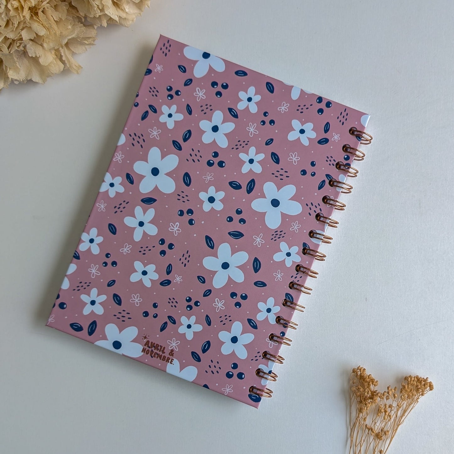 Carnet A5 - Reliure à spirale - Petites Fleurs Blanches - Fond bleu, rose ou violet