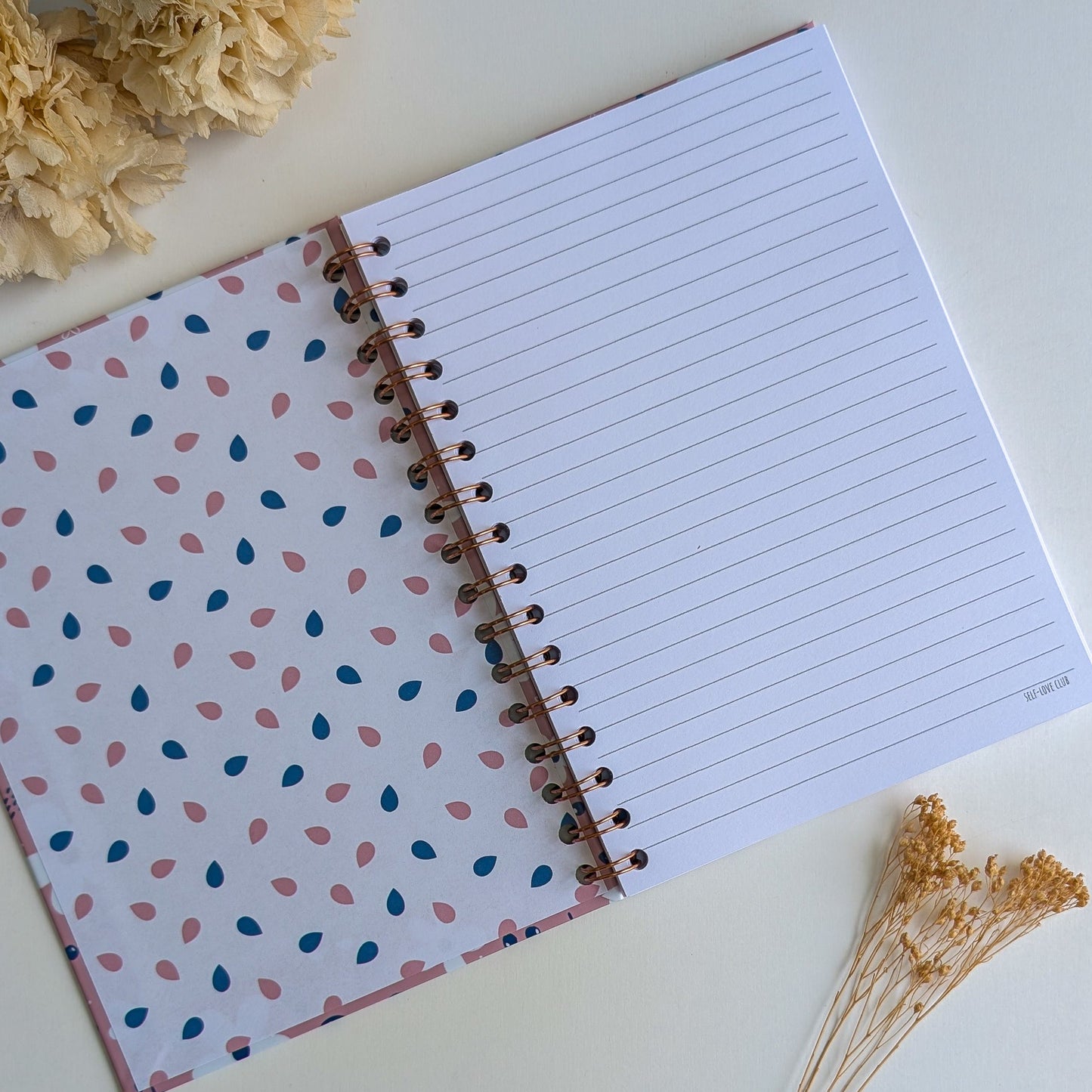 Carnet A5 - Reliure à spirale - Petites Fleurs Blanches - Fond bleu, rose ou violet