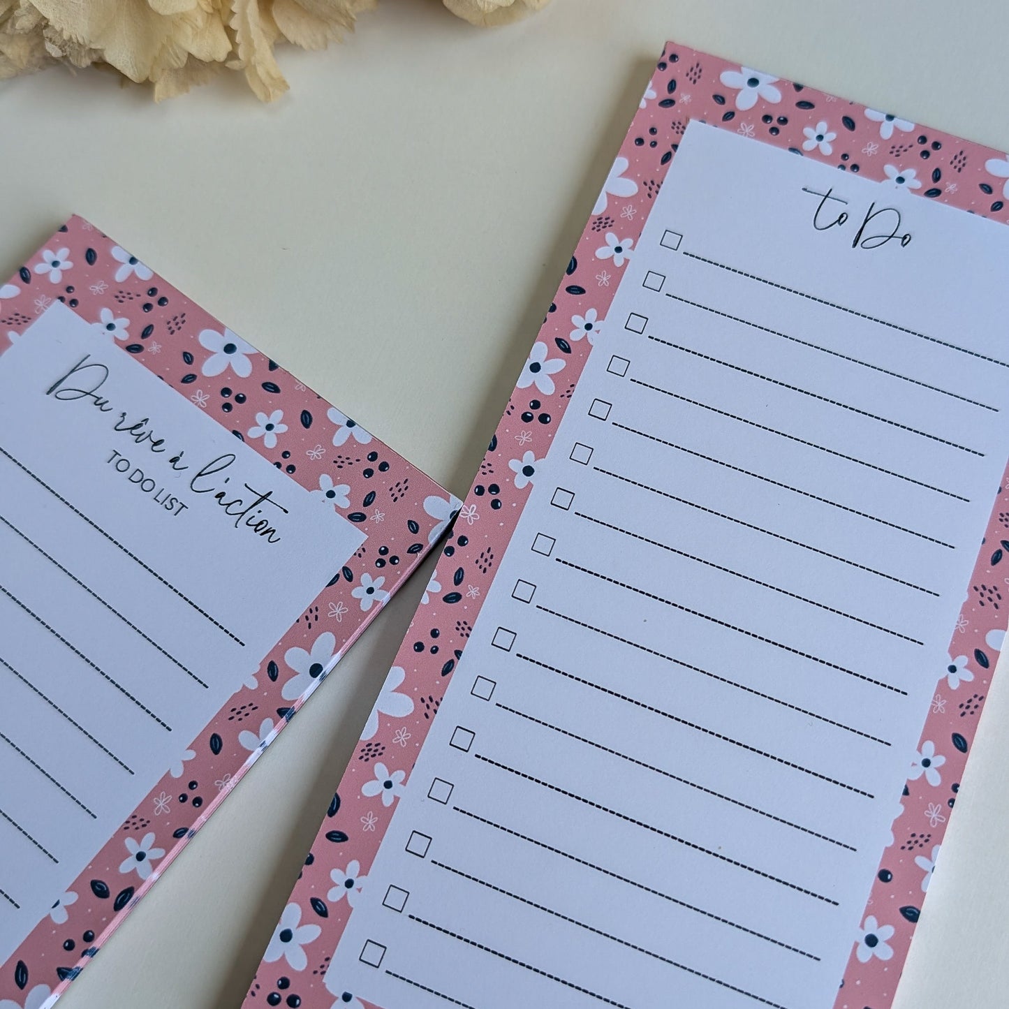 To-Do Liste 10x21 cm - Petites fleurs blanches - Fond bleu, rose ou violet