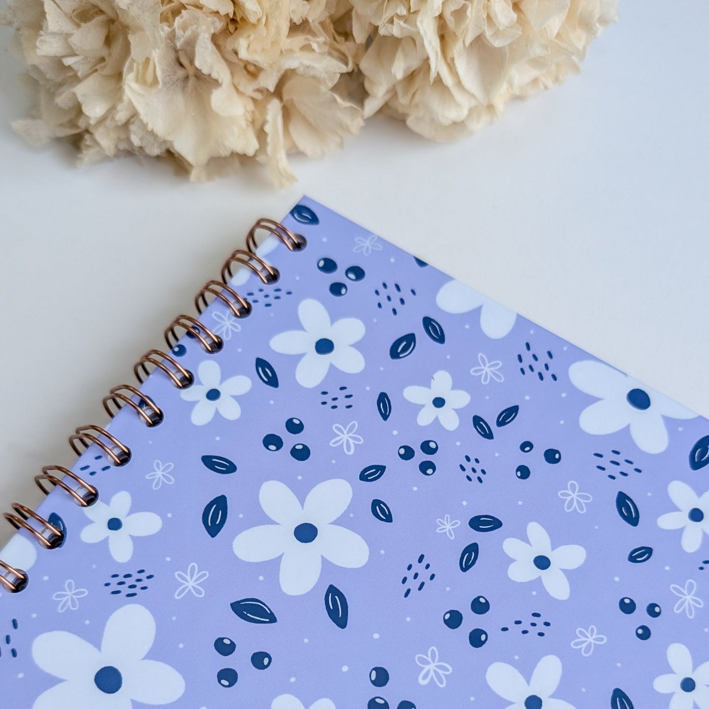 Carnet A5 - Reliure à spirale - Petites Fleurs Blanches - Fond bleu, rose ou violet