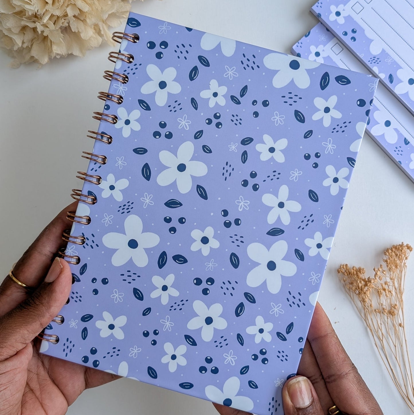 Carnet A5 - Reliure à spirale - Petites Fleurs Blanches - Fond bleu, rose ou violet
