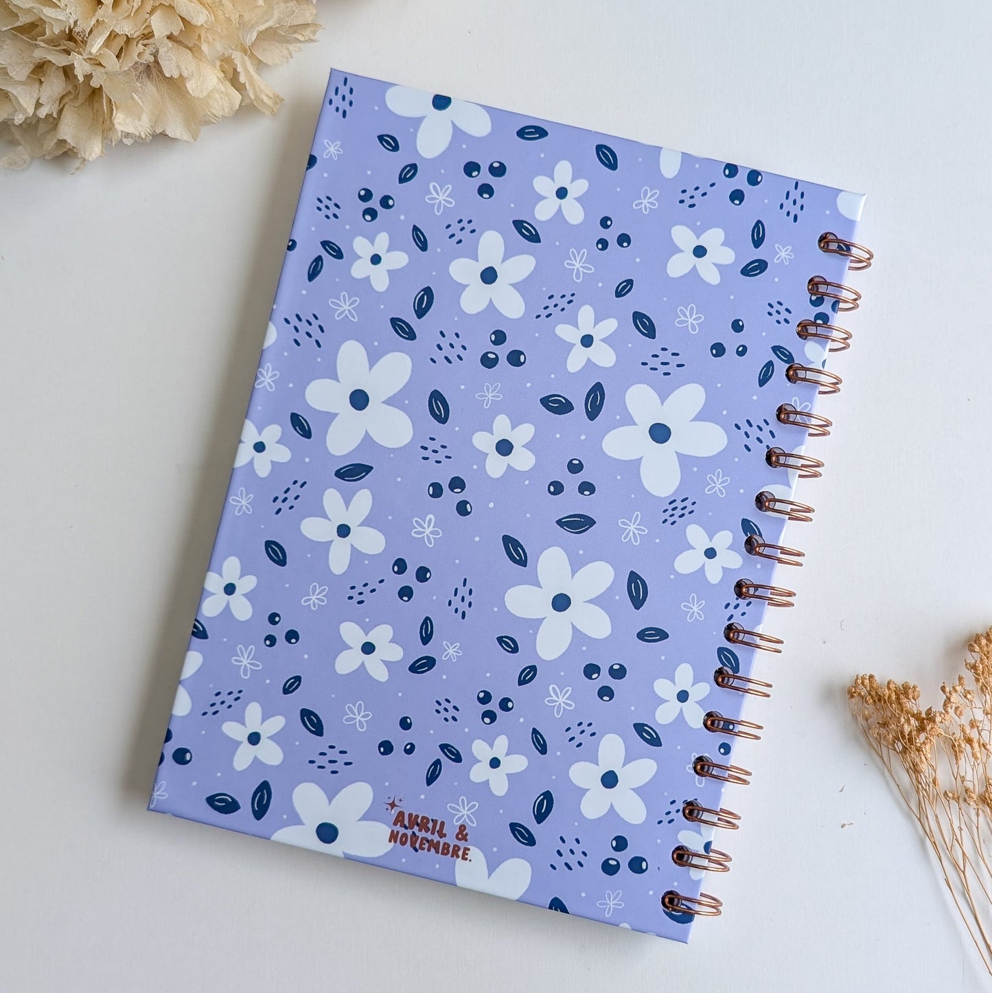 Carnet A5 - Reliure à spirale - Petites Fleurs Blanches - Fond bleu, rose ou violet