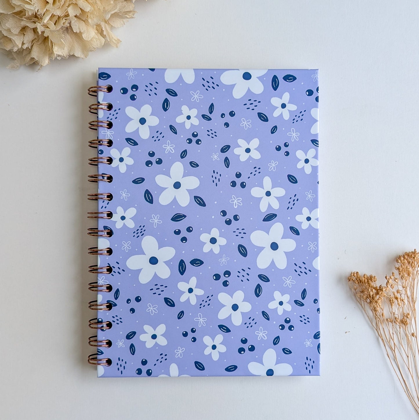 Carnet A5 - Reliure à spirale - Petites Fleurs Blanches - Fond bleu, rose ou violet