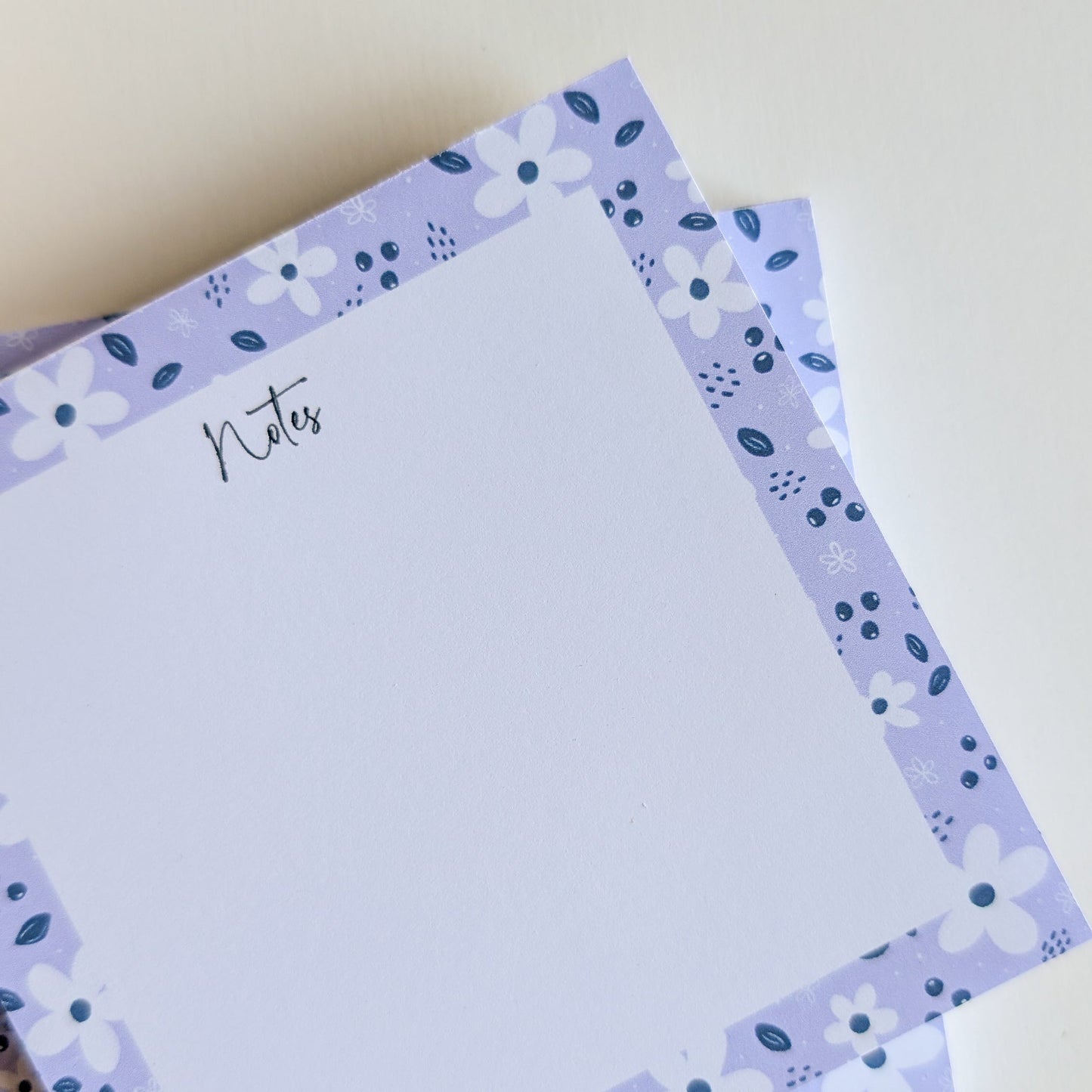 Lot de 2 Bloc-Notes carrés - Petites fleurs blanches - Fond bleu, rose ou violet