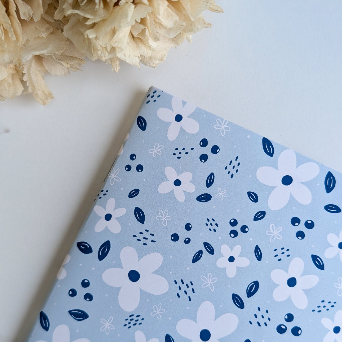 Carnet A5 - Reliure agrafée -Petites fleurs blanches -Fond bleu, rose ou violet