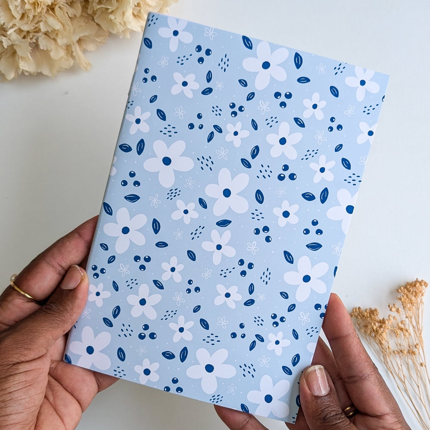 Carnet A5 - Reliure agrafée -Petites fleurs blanches -Fond bleu, rose ou violet