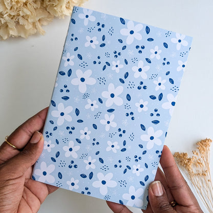 Carnet A5 - Reliure agrafée -Petites fleurs blanches -Fond bleu, rose ou violet