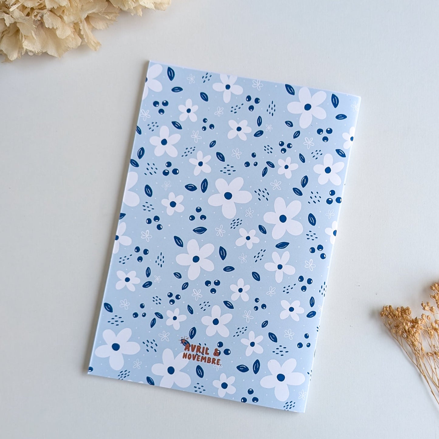 Carnet A5 - Reliure agrafée -Petites fleurs blanches -Fond bleu, rose ou violet