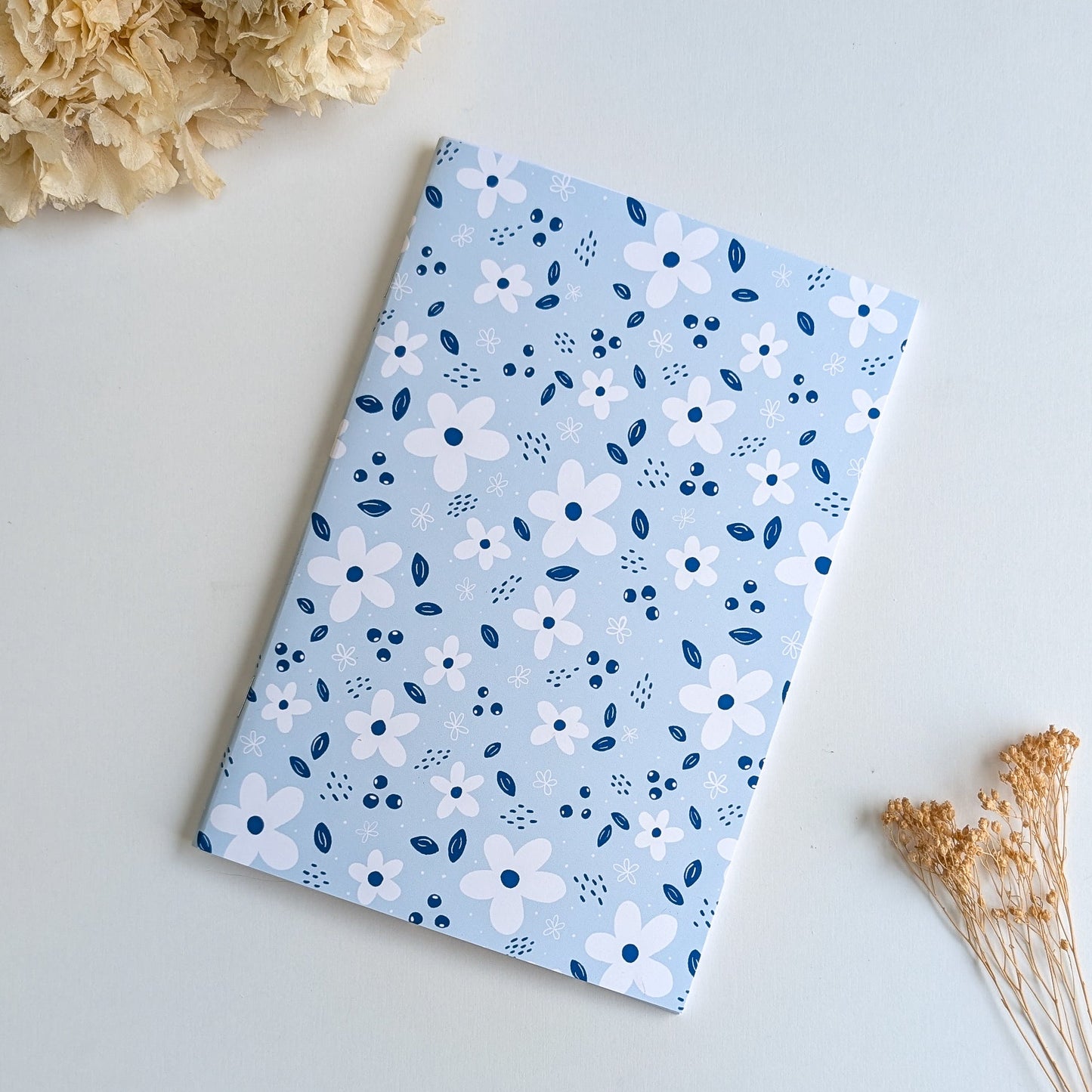 Carnet A5 - Reliure agrafée -Petites fleurs blanches -Fond bleu, rose ou violet