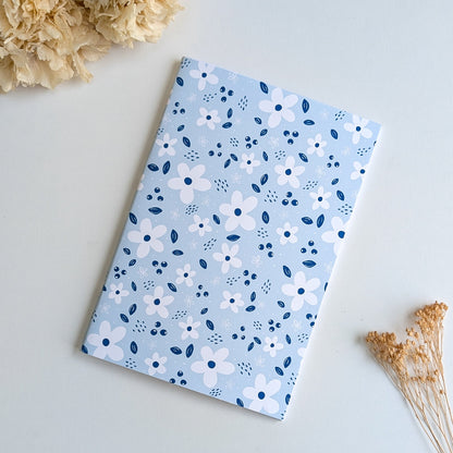 Carnet A5 - Reliure agrafée -Petites fleurs blanches -Fond bleu, rose ou violet