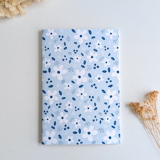 Carnet A5 - Reliure agrafée -Petites fleurs blanches -Fond bleu, rose ou violet