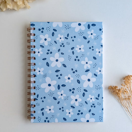 Carnet A5 - Reliure à spirale - Petites Fleurs Blanches - Fond bleu, rose ou violet