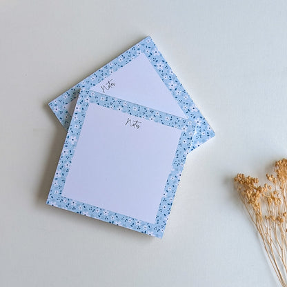 Lot de 2 Bloc-Notes carrés - Petites fleurs blanches - Fond bleu, rose ou violet