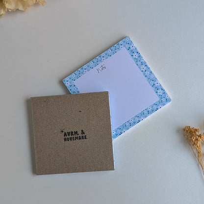 Lot de 2 Bloc-Notes carrés - Petites fleurs blanches - Fond bleu, rose ou violet