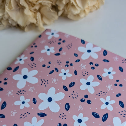 Carnet A5 - Reliure agrafée -Petites fleurs blanches -Fond bleu, rose ou violet