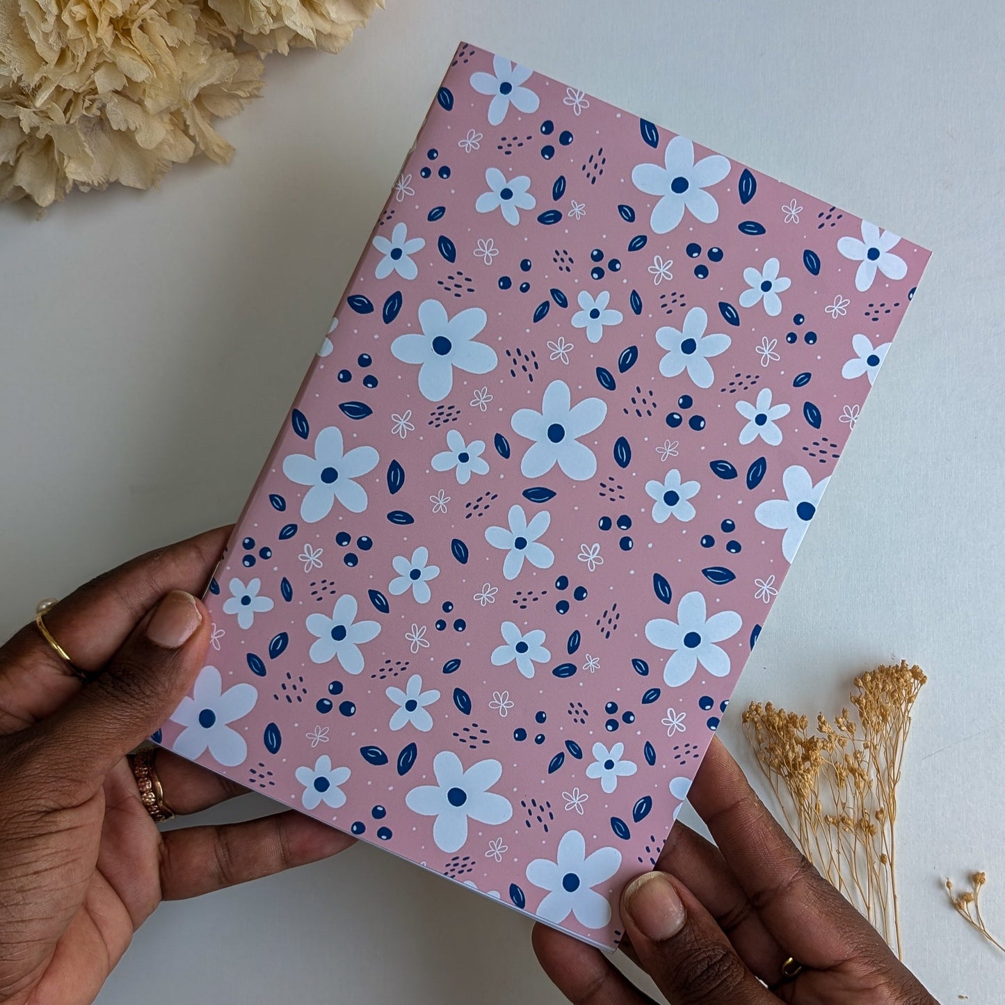 Carnet A5 - Reliure agrafée -Petites fleurs blanches -Fond bleu, rose ou violet