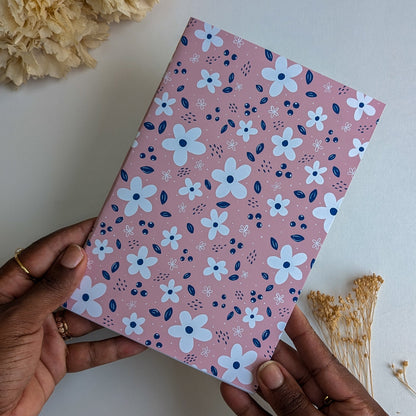 Carnet A5 - Reliure agrafée -Petites fleurs blanches -Fond bleu, rose ou violet
