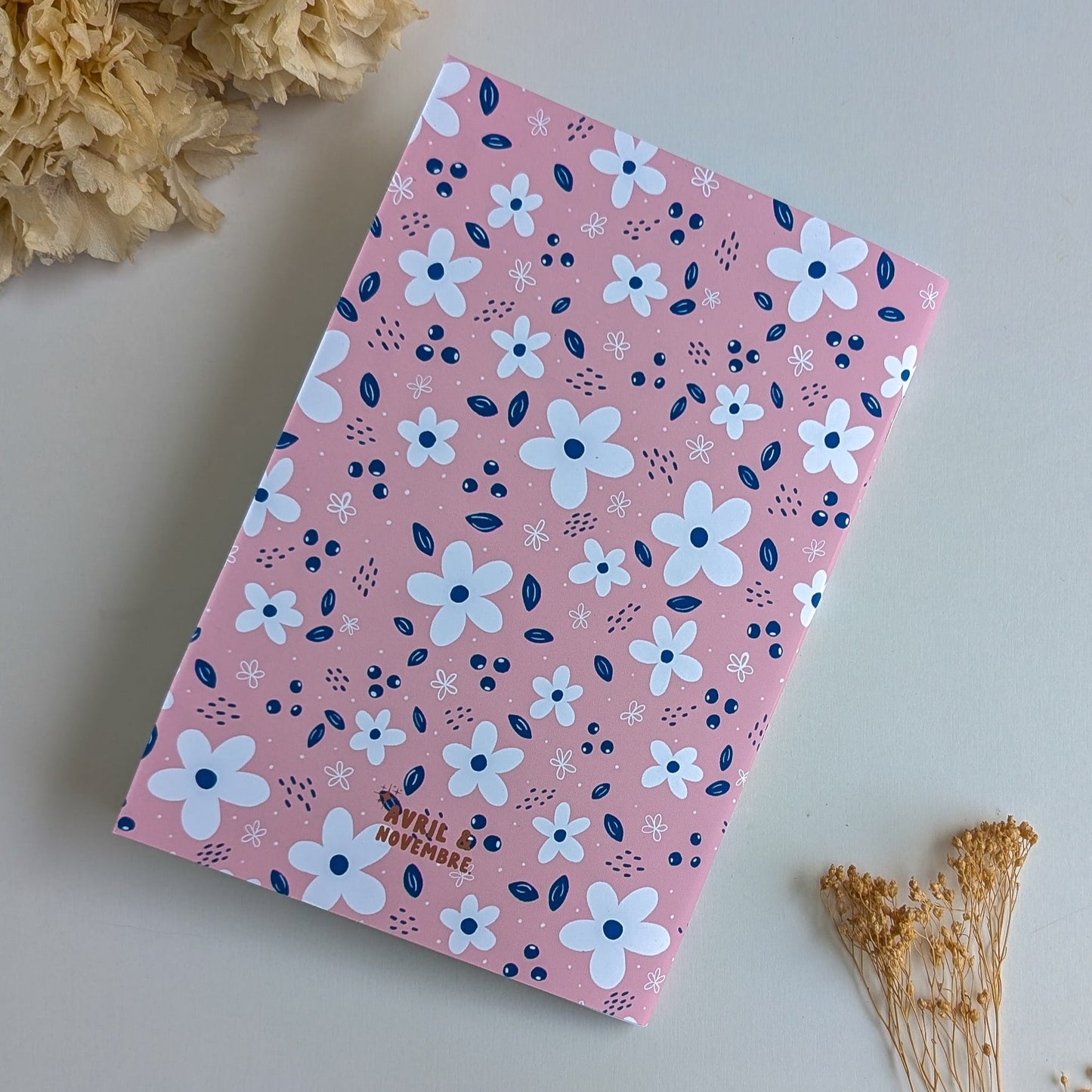 Carnet A5 - Reliure agrafée -Petites fleurs blanches -Fond bleu, rose ou violet