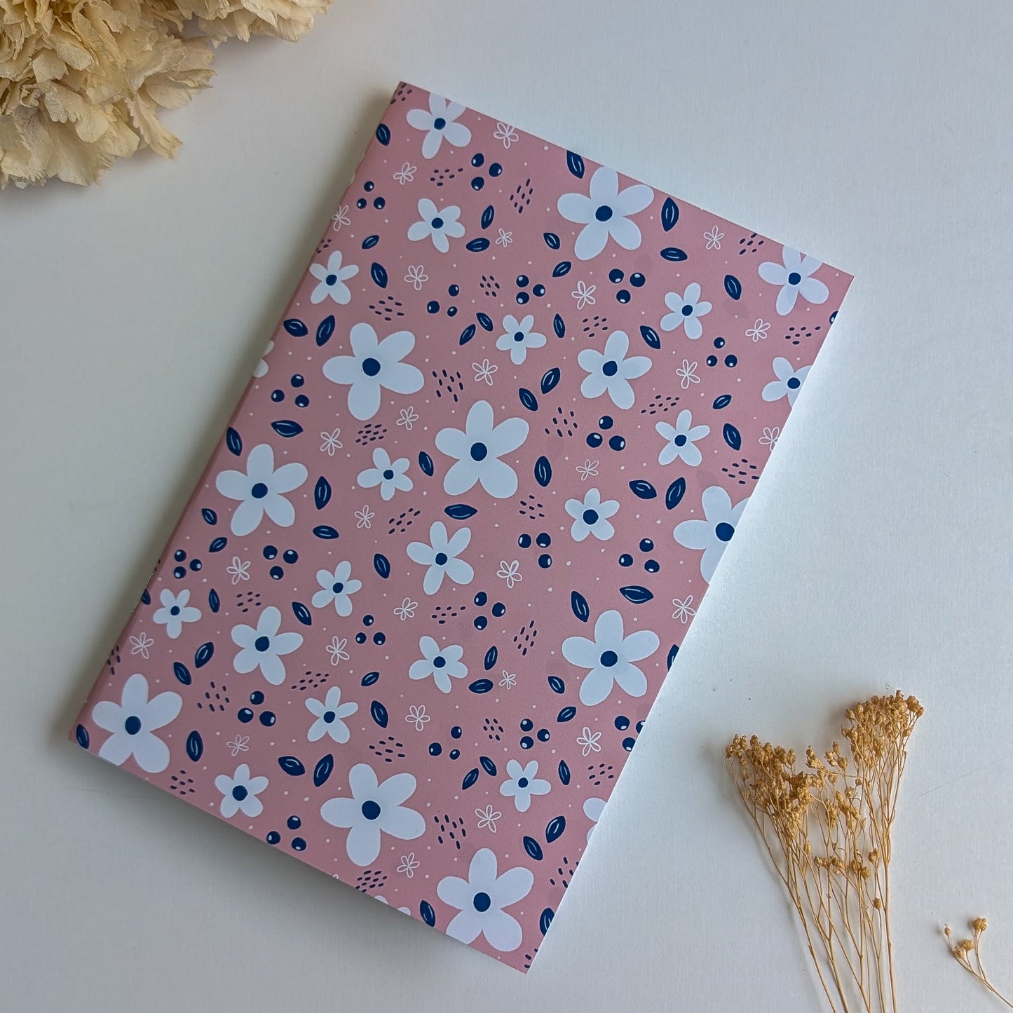 Carnet A5 - Reliure agrafée -Petites fleurs blanches -Fond bleu, rose ou violet