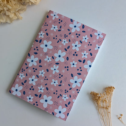 Carnet A5 - Reliure agrafée -Petites fleurs blanches -Fond bleu, rose ou violet