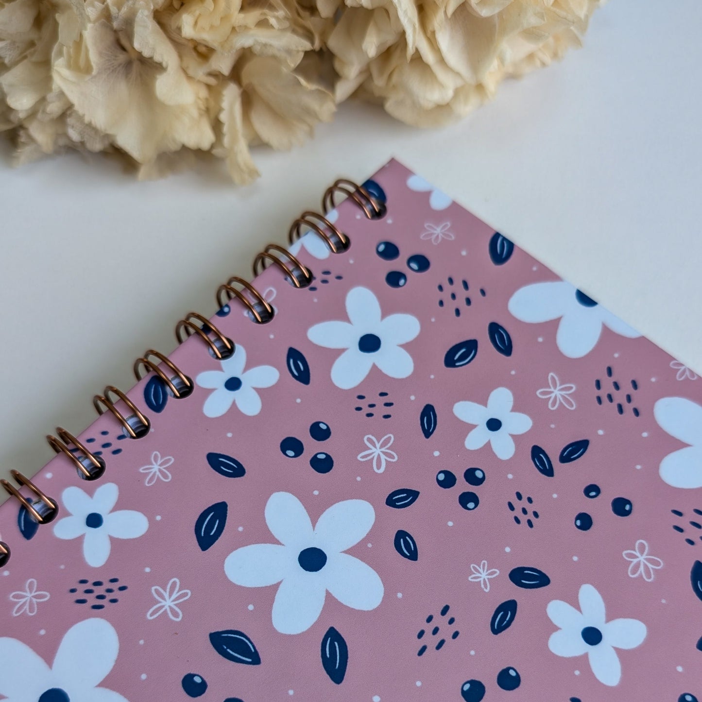 Carnet A5 - Reliure à spirale - Petites Fleurs Blanches - Fond bleu, rose ou violet