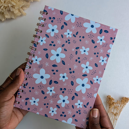 Carnet A5 - Reliure à spirale - Petites Fleurs Blanches - Fond bleu, rose ou violet