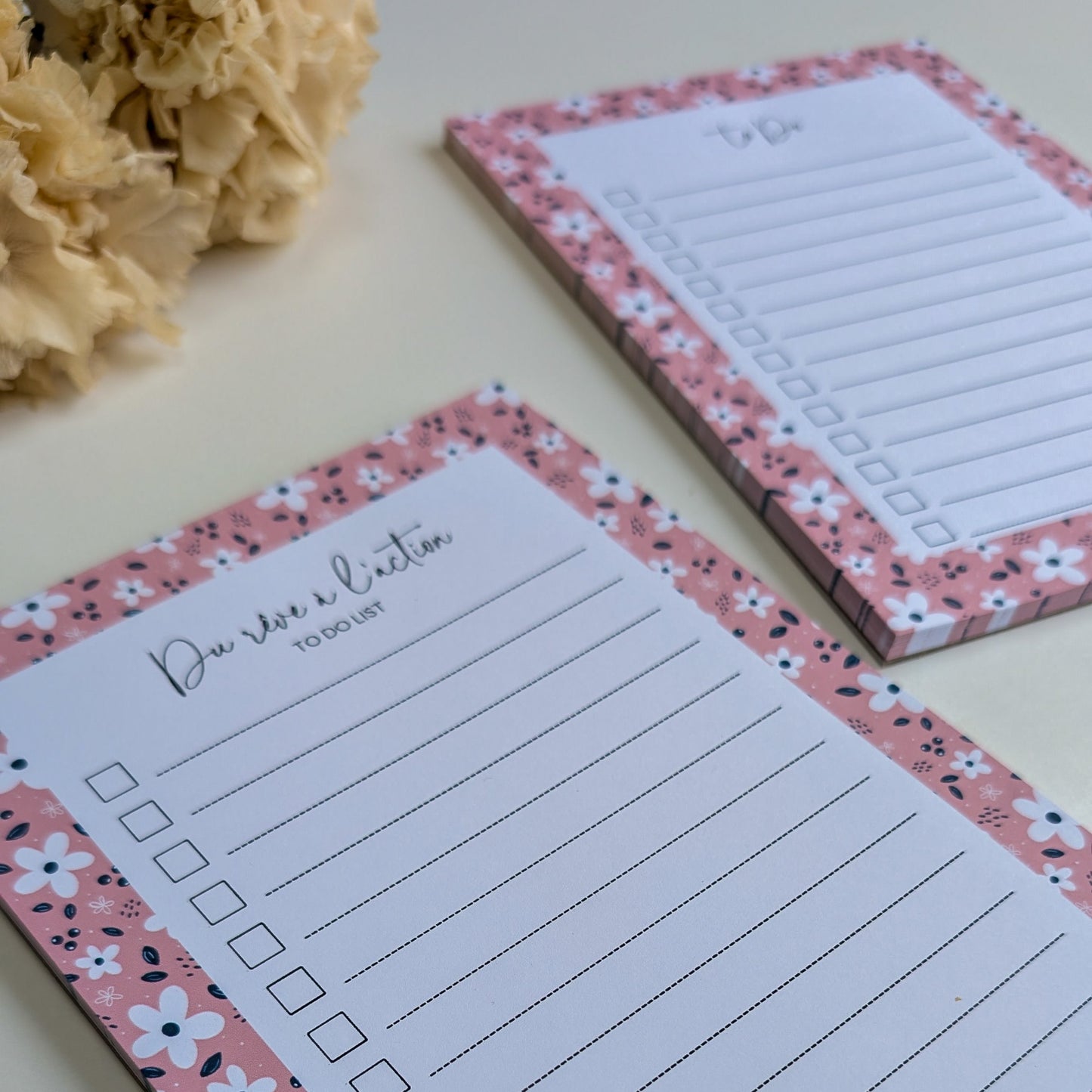 To-Do Liste A5 - Petites fleurs blanches - Fond bleu, rose ou violet