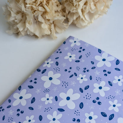 Carnet A5 - Reliure agrafée -Petites fleurs blanches -Fond bleu, rose ou violet