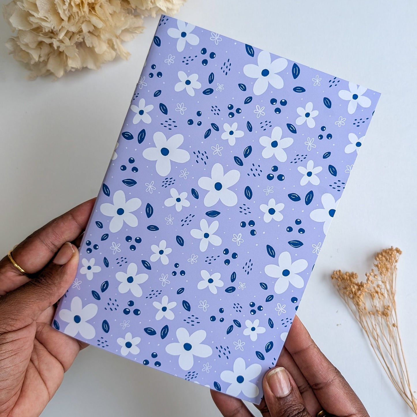 Carnet A5 - Reliure agrafée -Petites fleurs blanches -Fond bleu, rose ou violet