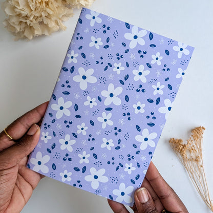 Carnet A5 - Reliure agrafée -Petites fleurs blanches -Fond bleu, rose ou violet