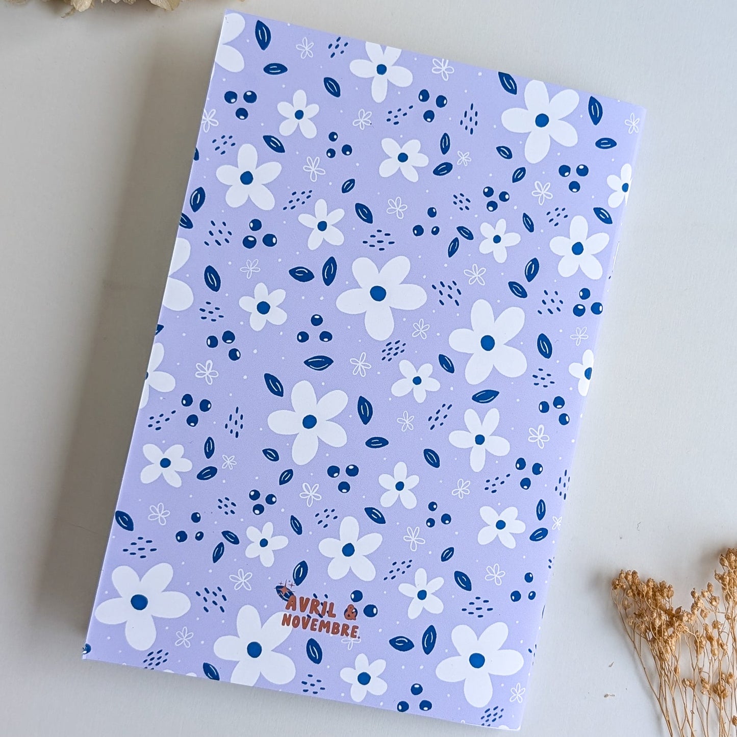 Carnet A5 - Reliure agrafée -Petites fleurs blanches -Fond bleu, rose ou violet