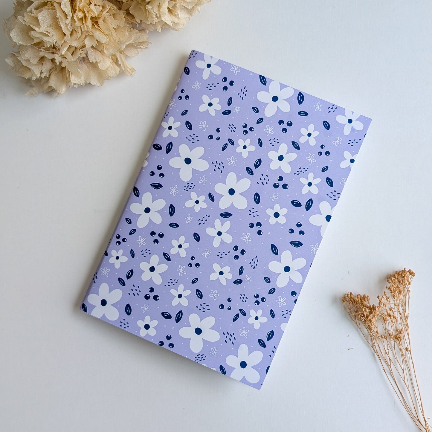 Carnet A5 - Reliure agrafée -Petites fleurs blanches -Fond bleu, rose ou violet