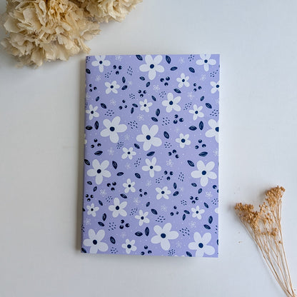 Carnet A5 - Reliure agrafée -Petites fleurs blanches -Fond bleu, rose ou violet
