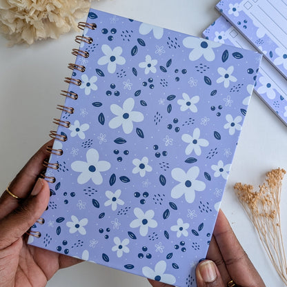 Carnet A5 - Reliure à spirale - Petites Fleurs Blanches - Fond bleu, rose ou violet