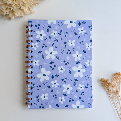 Carnet A5 - Reliure à spirale - Petites Fleurs Blanches - Fond bleu, rose ou violet