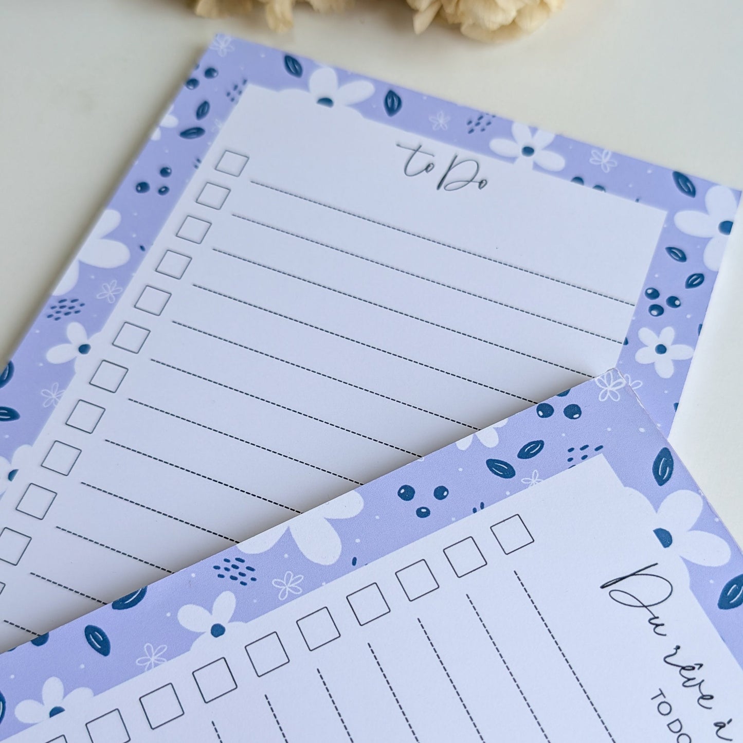 To-Do Liste A5 - Petites fleurs blanches - Fond bleu, rose ou violet
