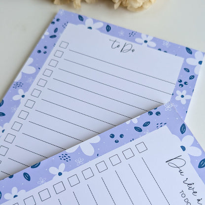 To-Do Liste A5 - Petites fleurs blanches - Fond bleu, rose ou violet