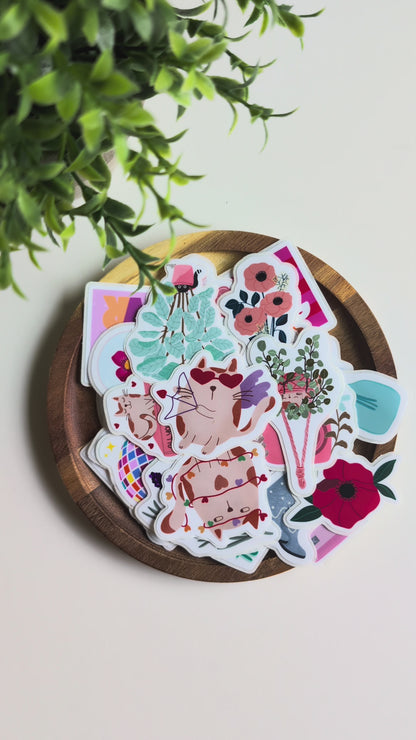 Sticker – Chat dans sa guirlande de cœurs