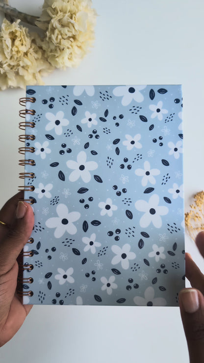 Carnet A5 - Reliure à spirale - Petites Fleurs Blanches - Fond bleu, rose ou violet