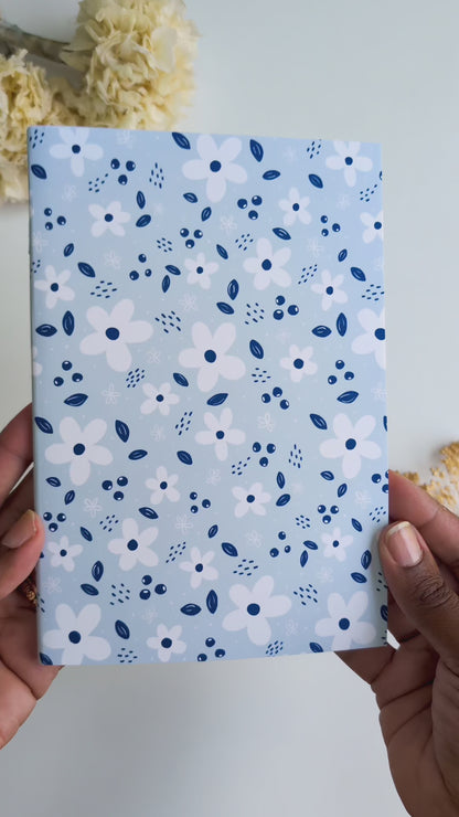 Carnet A5 - Reliure à spirale - Petites Fleurs Blanches - Fond bleu, rose ou violet